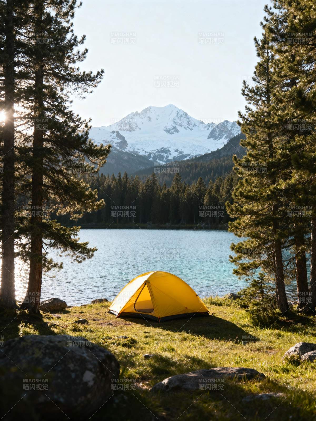 湖畔雪山露营图片