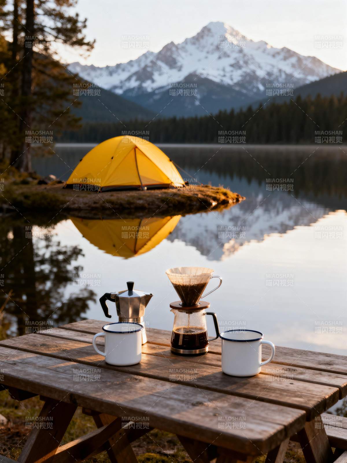 湖畔露营煮咖啡图片