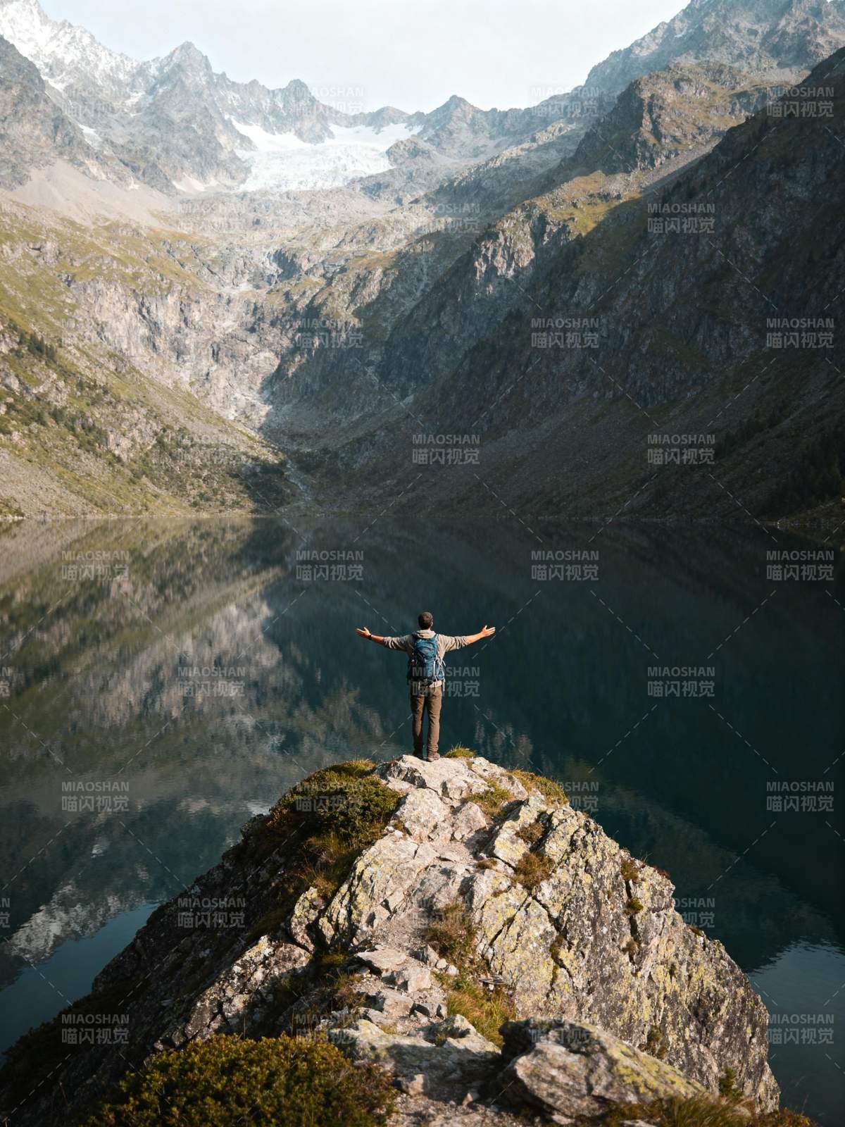 山巅湖影 心旷神怡图片