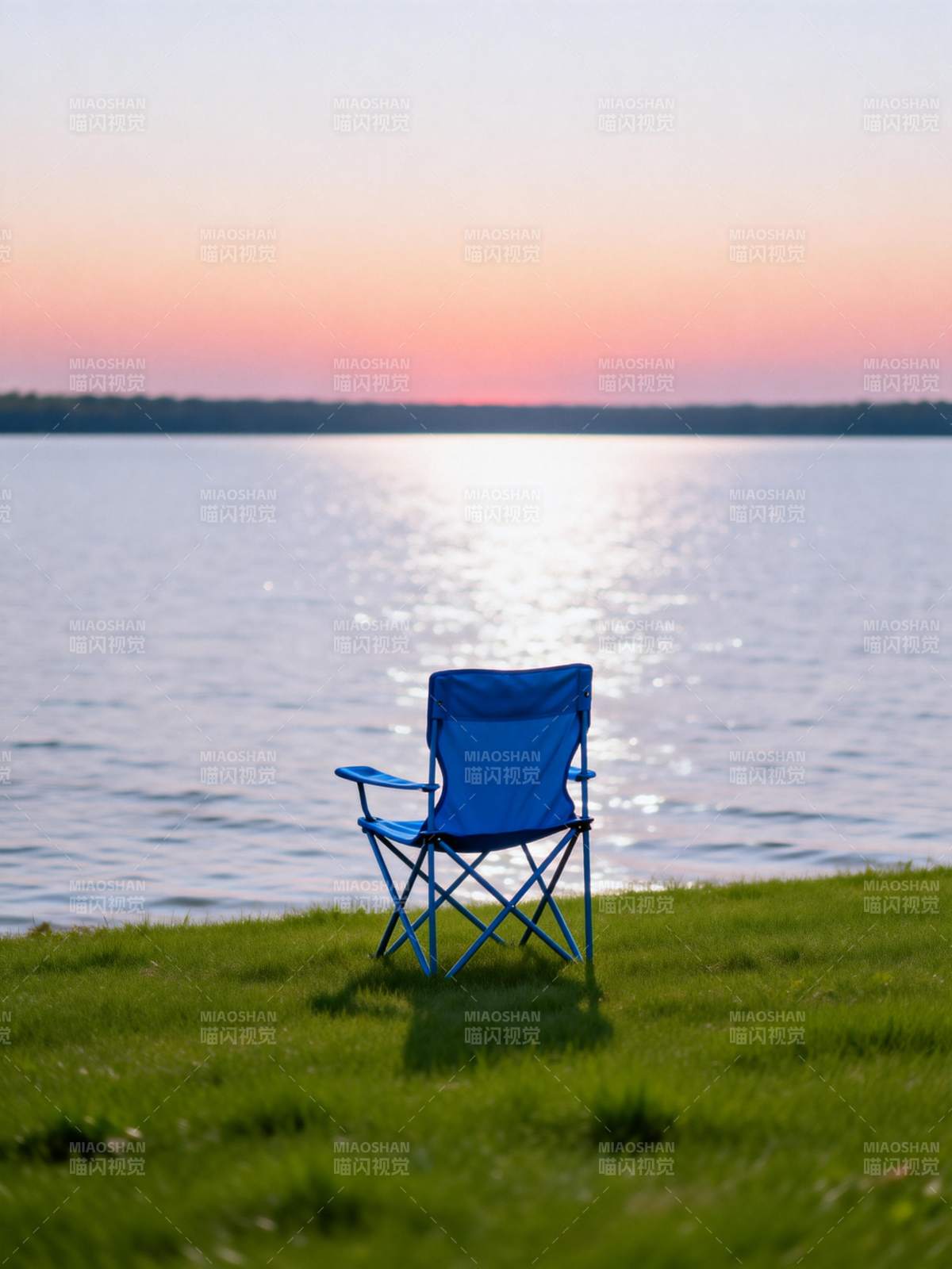 湖畔蓝椅夕阳美图片