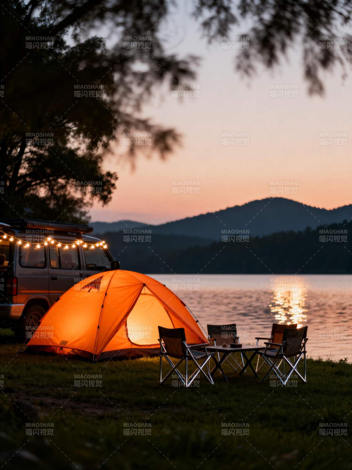 湖畔露营夜景图片