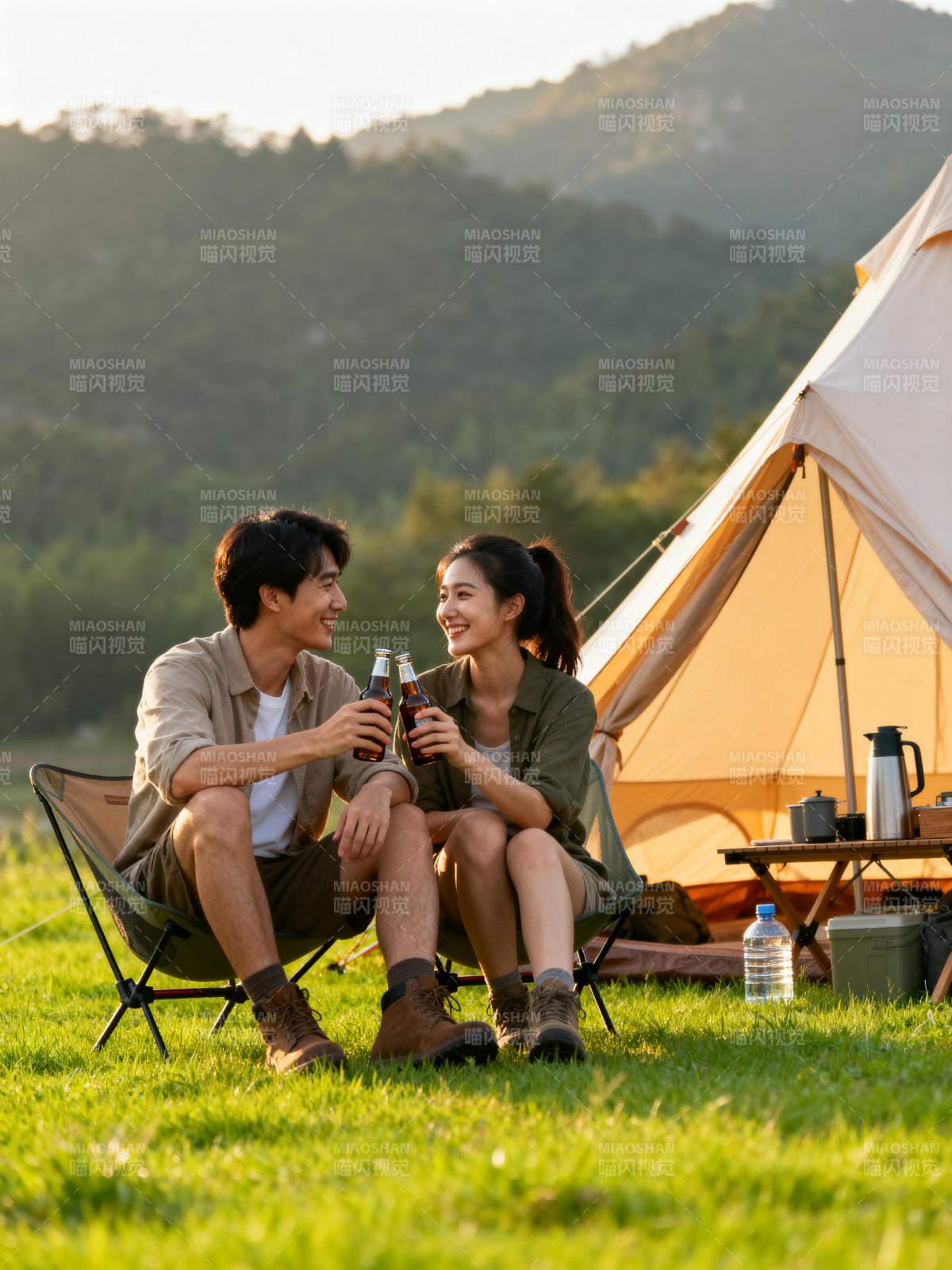 露营情侣共饮时光图片