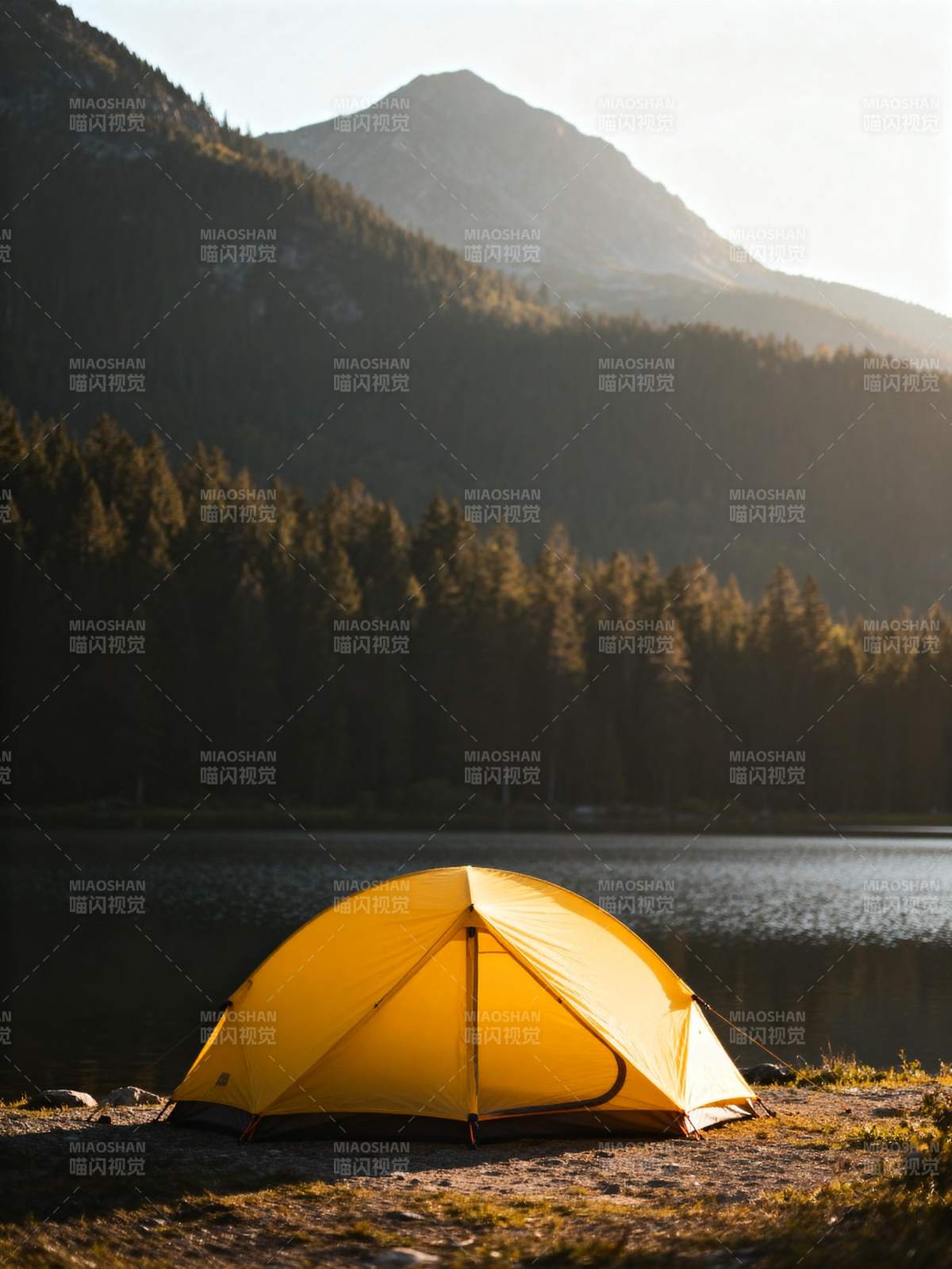 湖畔黄帐山影图片