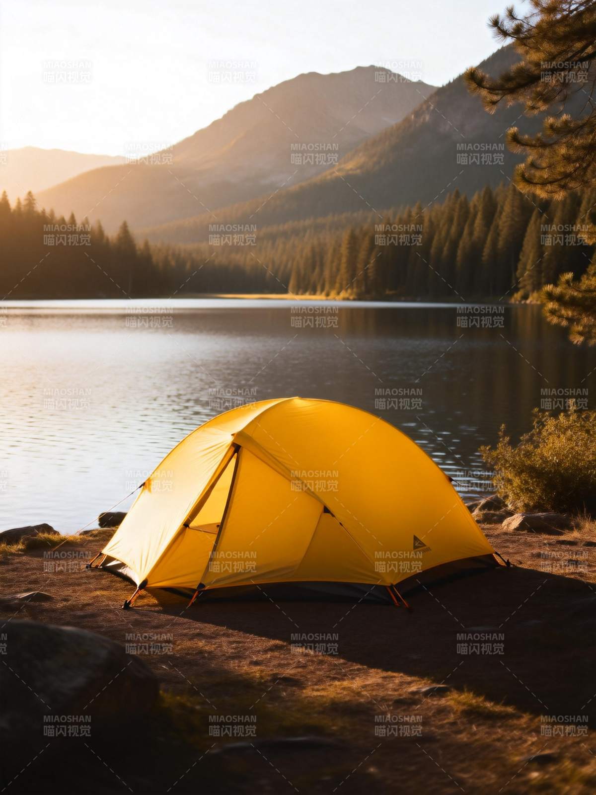湖畔黄帐 山影如画图片