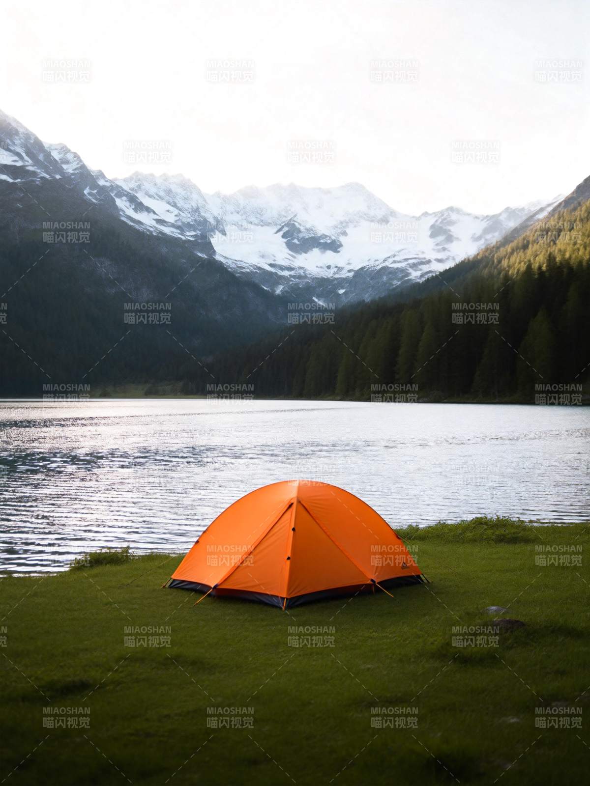 湖畔橙帐雪山景图片