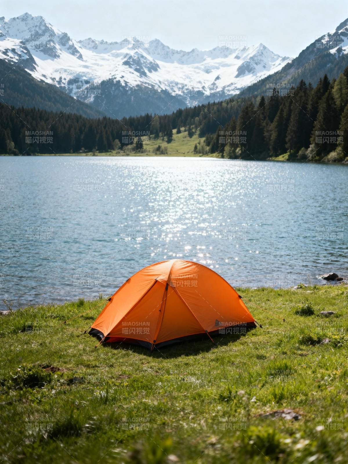 湖畔橙帐雪山景图片