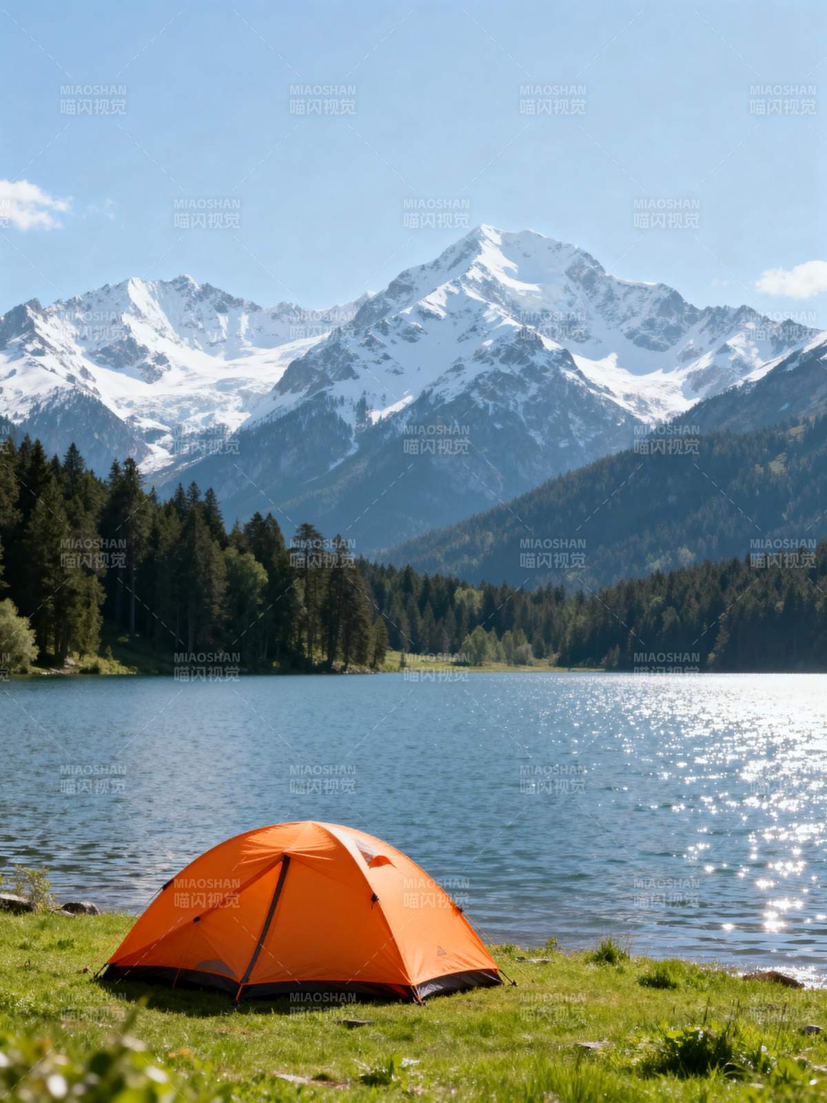 雪山湖畔橙色帐篷图片