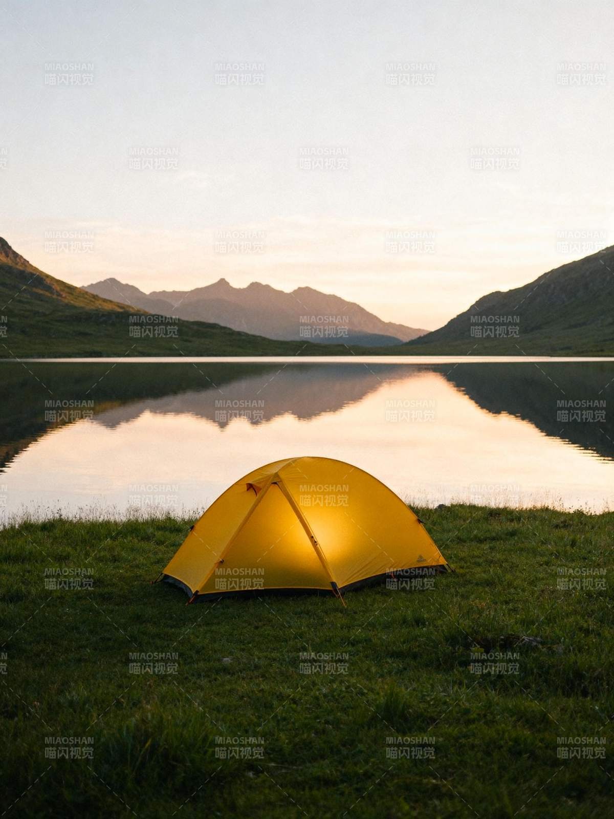 湖畔黄帐映山色图片