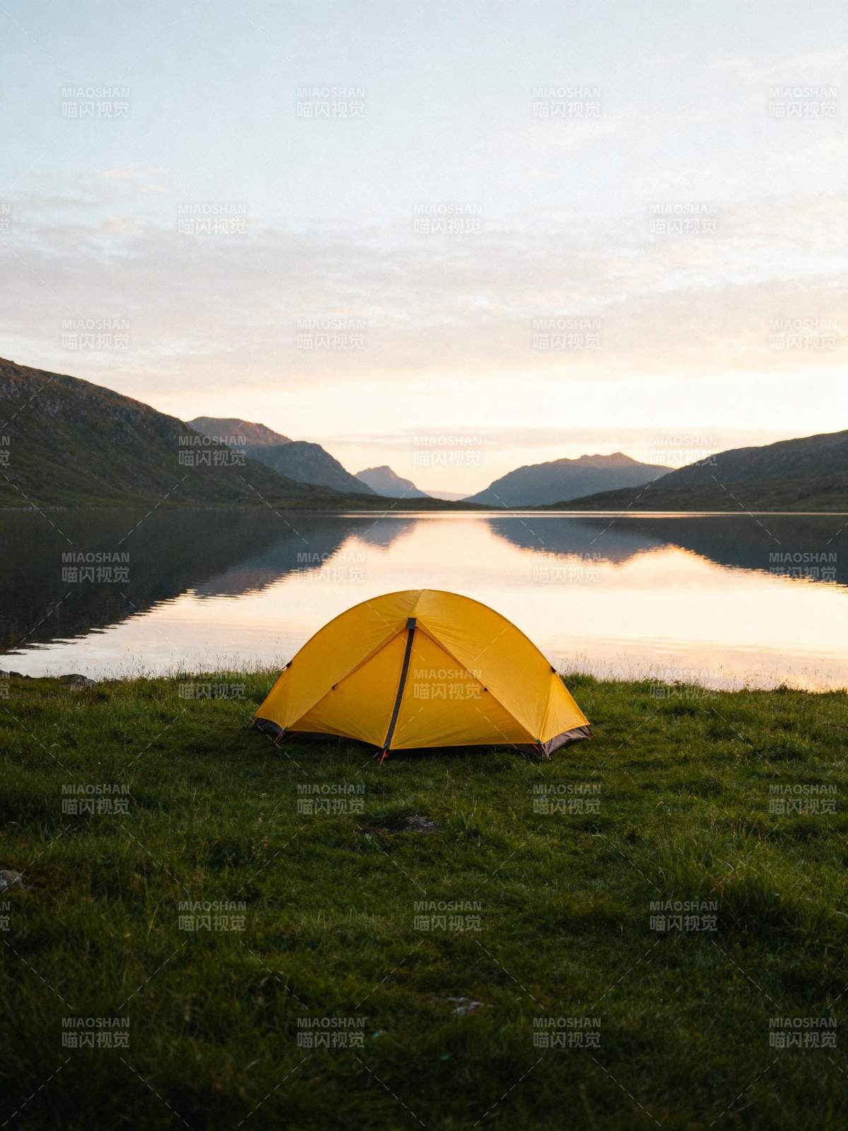 湖畔黄帐静谧晨曦图片