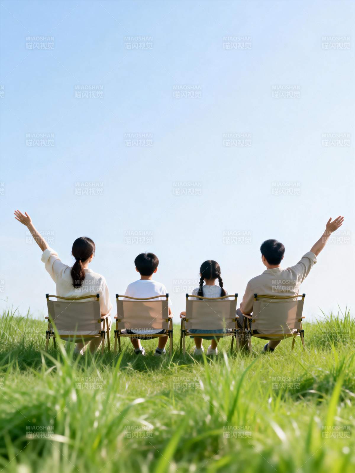 一家四口享自然图片