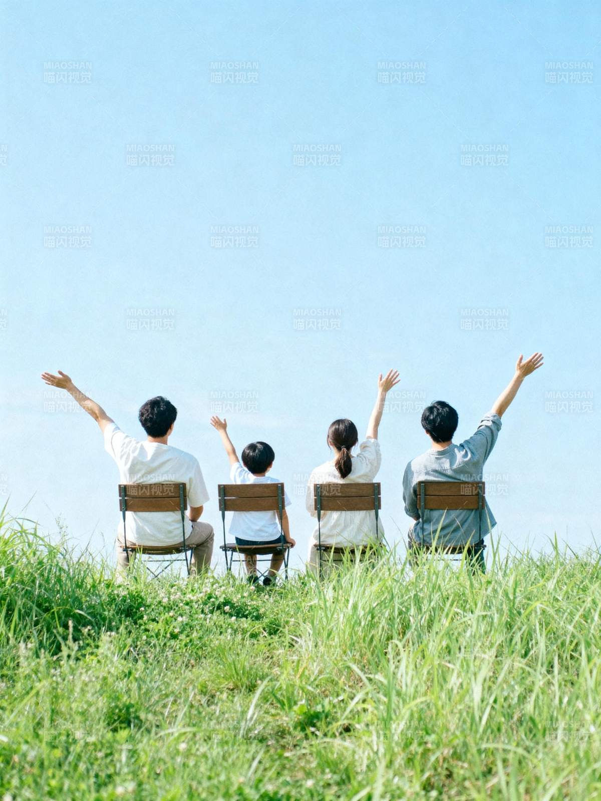 一家四口仰望蓝天图片