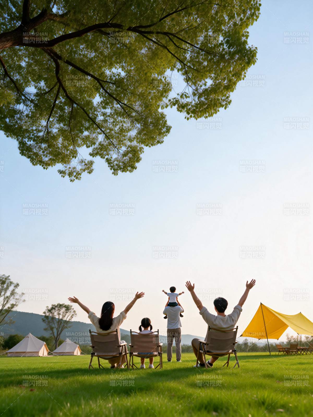 树下一家四口野餐图片