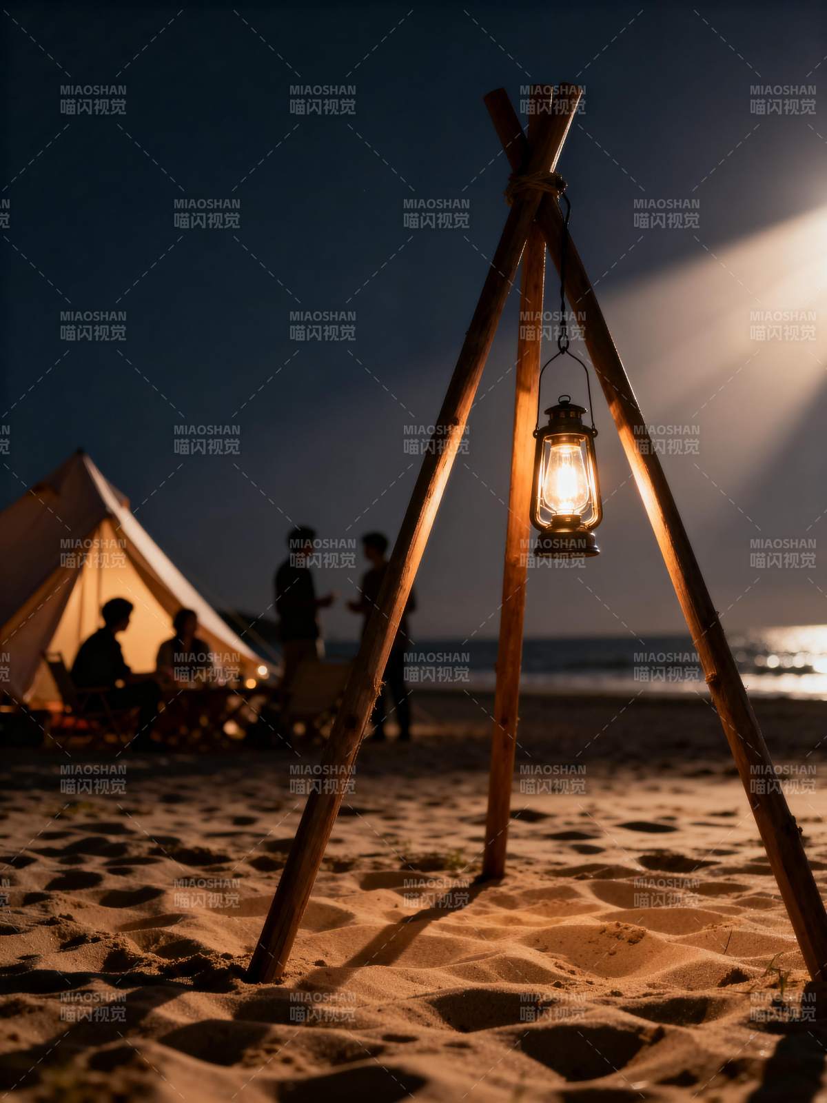 沙滩夜灯下的露营图片