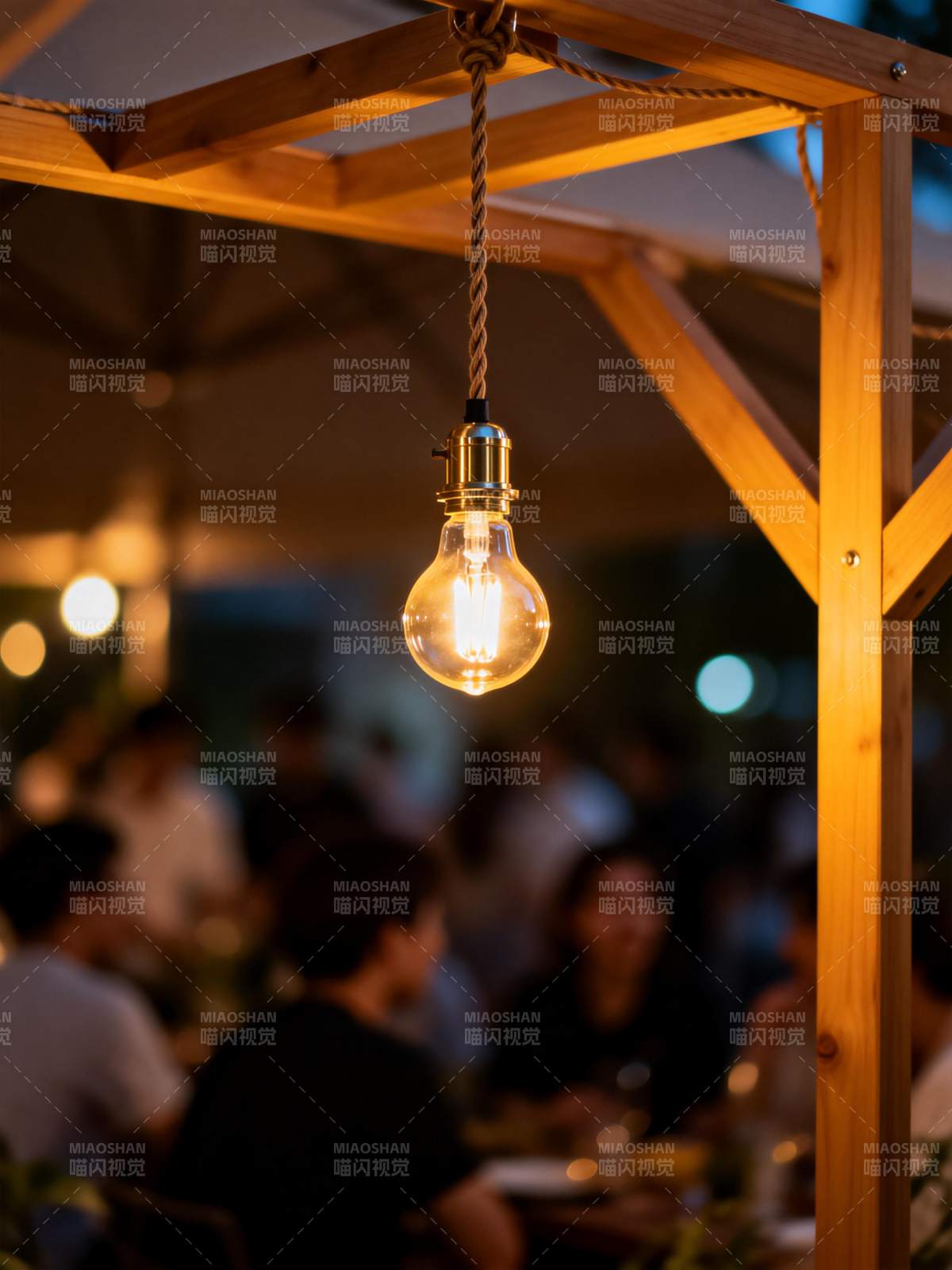 暖光下的夜晚聚会图片