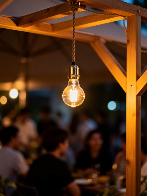 暖光下的夜晚聚会图片