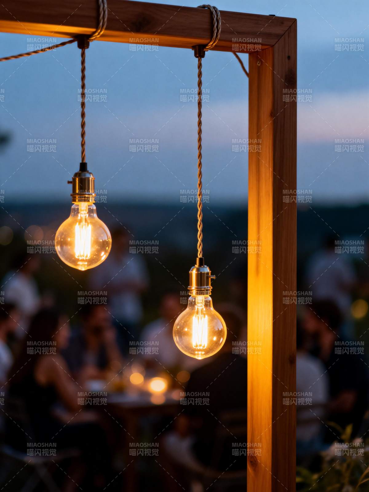 暖灯下的温馨聚会图片