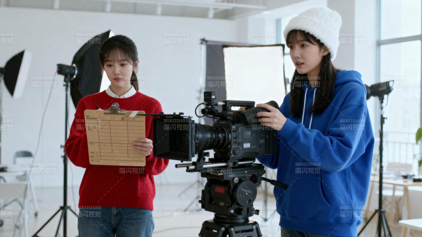 拍摄现场的两位女生图片