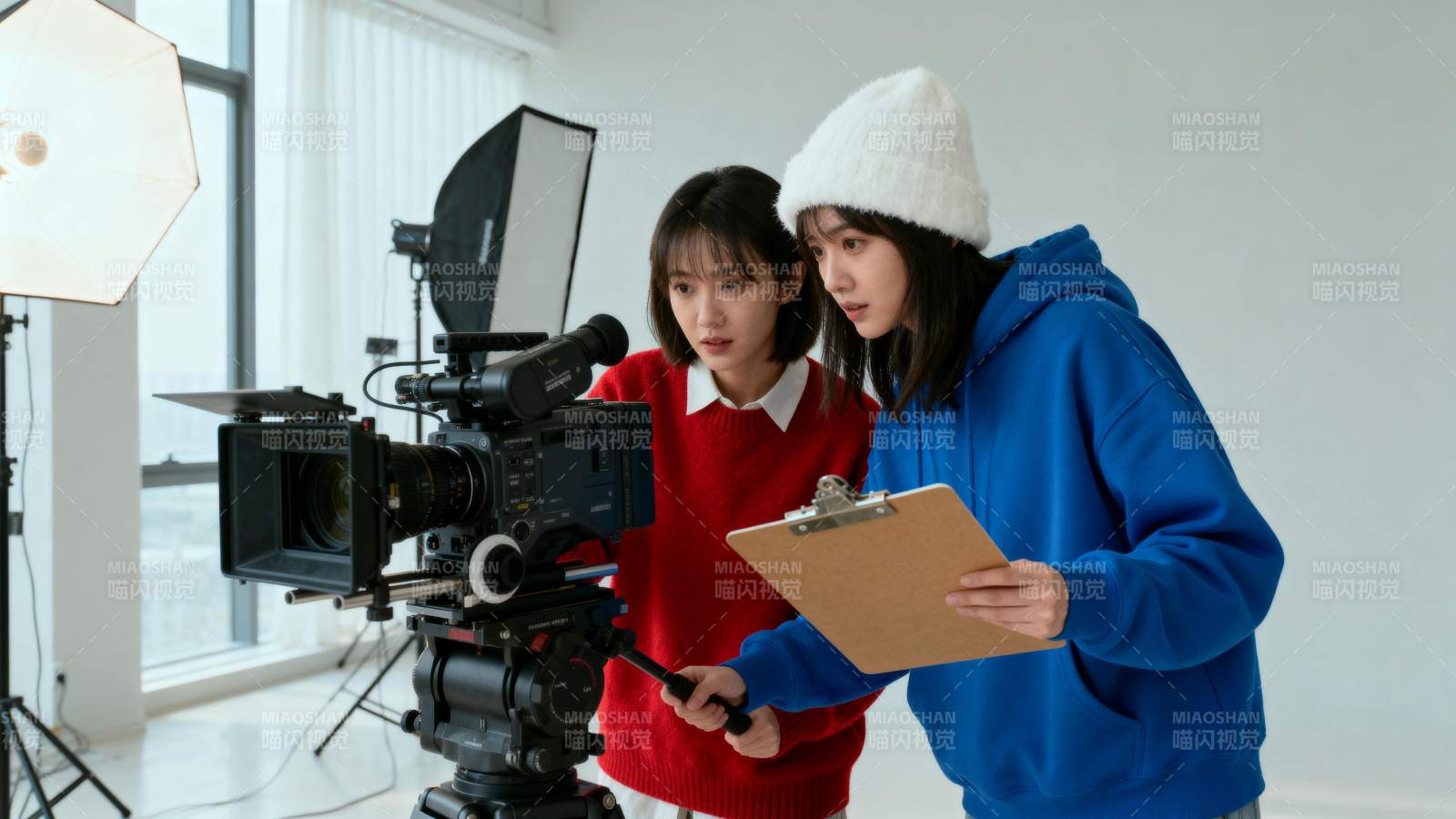 拍摄现场的两位女生图片
