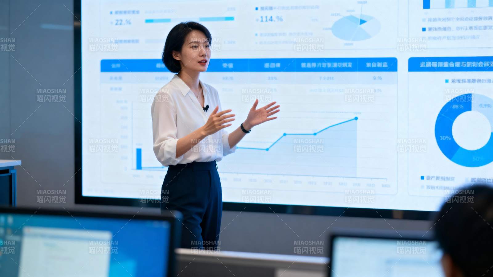 女性在做数据汇报图片