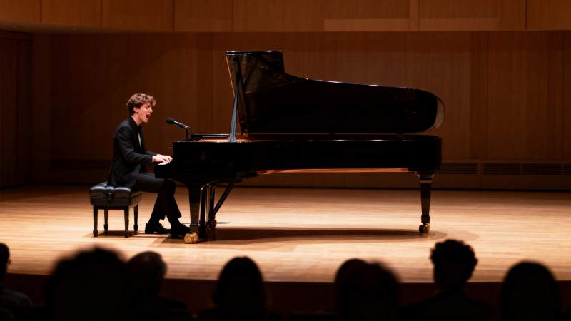 钢琴独奏现场图片