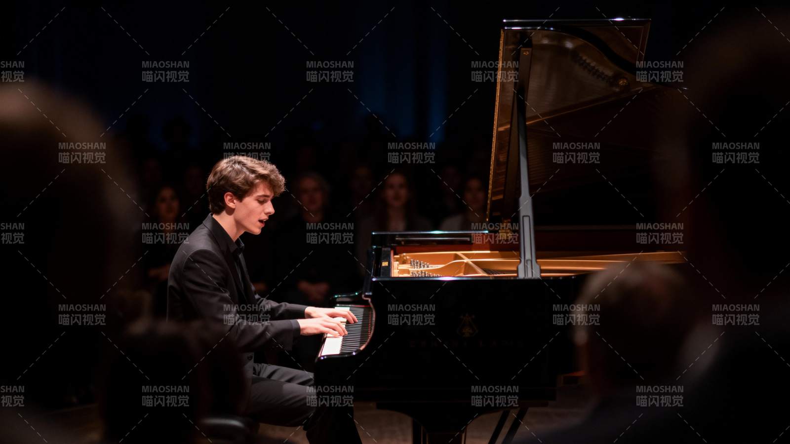 钢琴演奏者专注弹奏图片