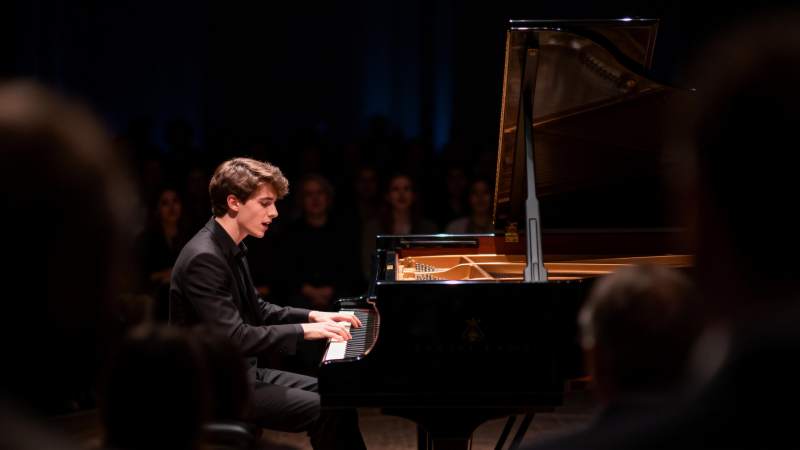 钢琴演奏者专注弹奏图片