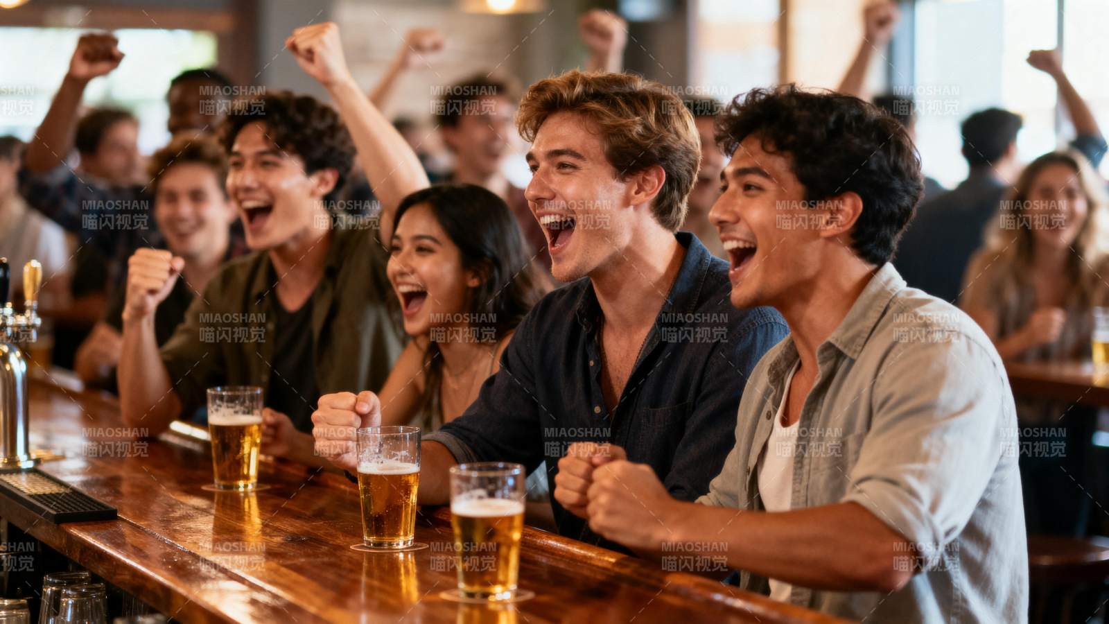 酒吧狂欢 欢呼雀跃图片