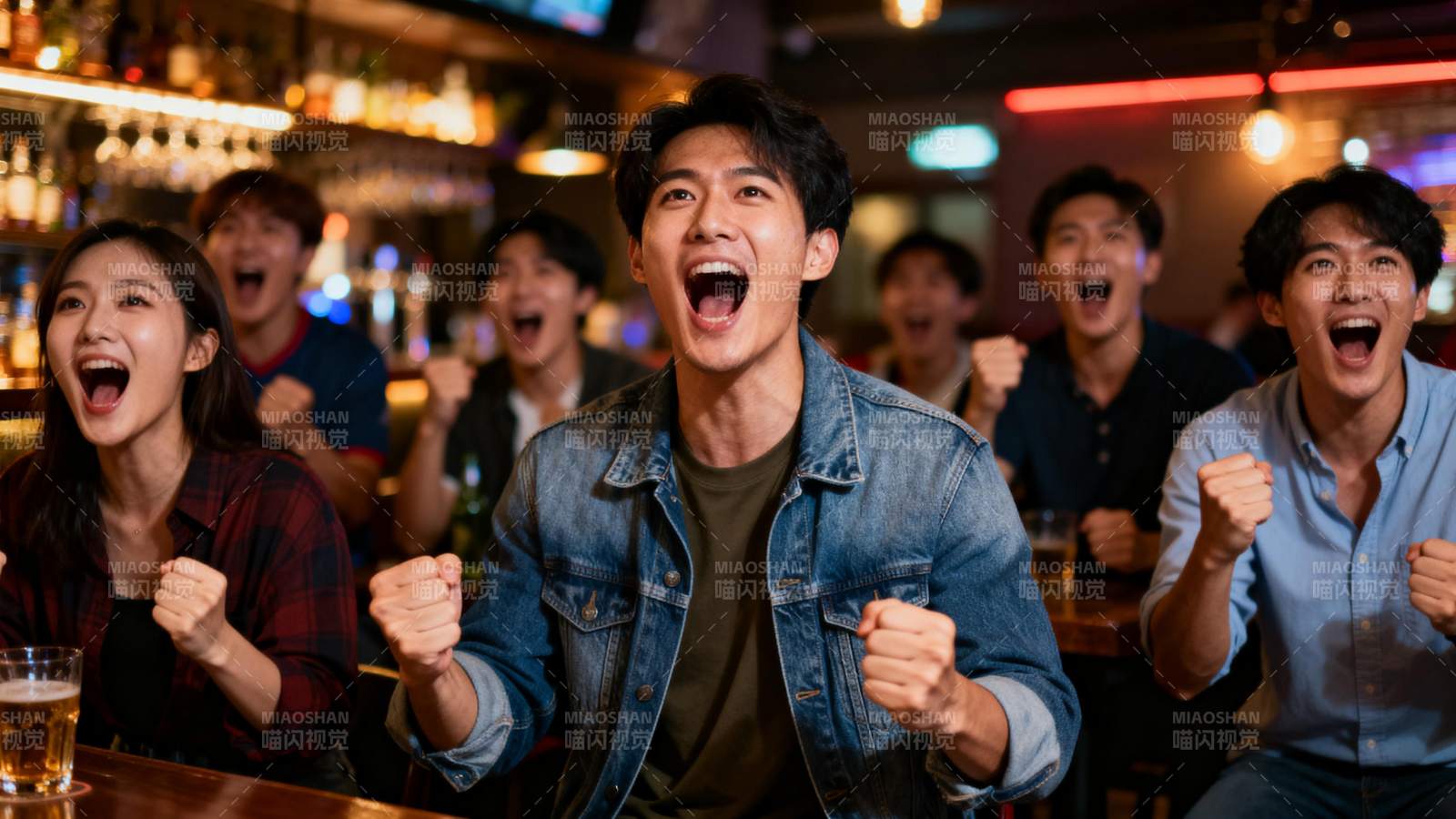 酒吧狂欢 激情欢呼图片