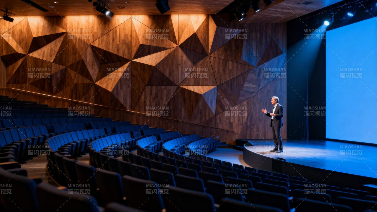 演讲者在现代礼堂演讲图片