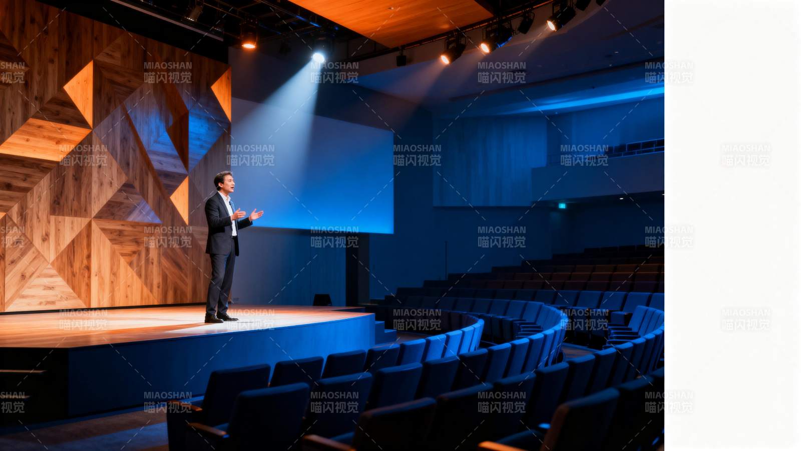 演讲者在舞台演讲图片