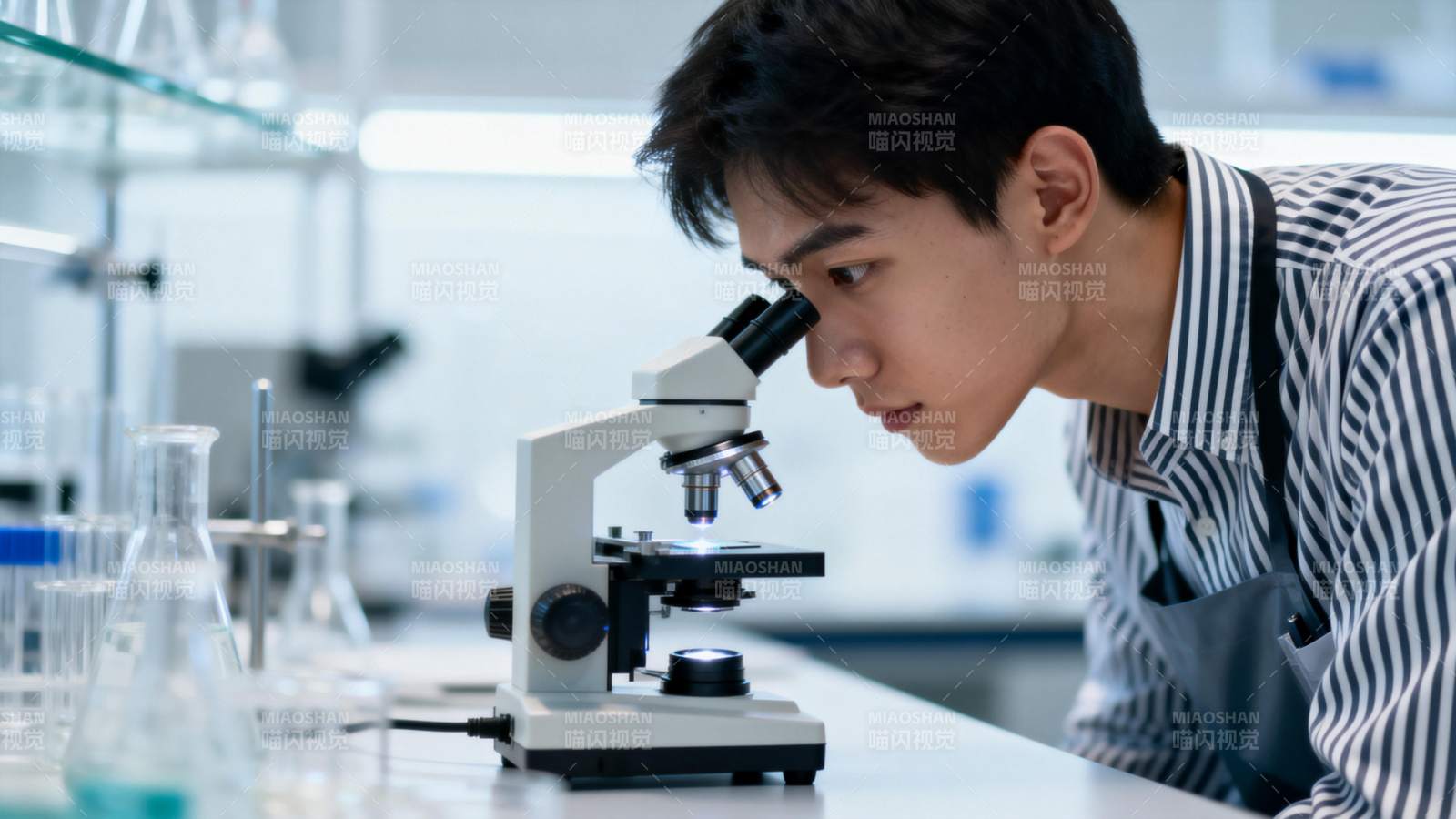 实验室显微镜观察图片