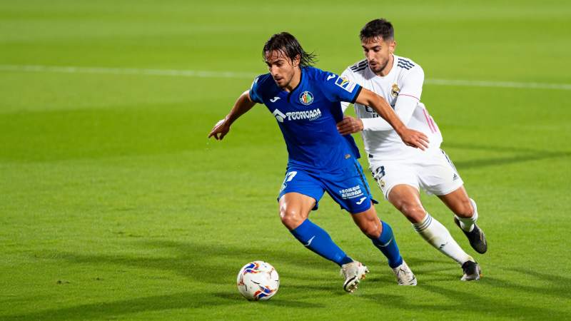 足球对决激烈瞬间图片