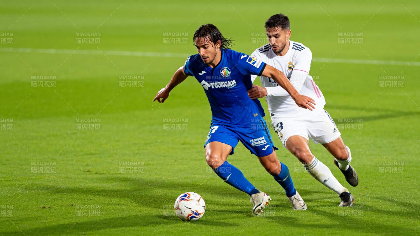 足球对决激烈瞬间图片