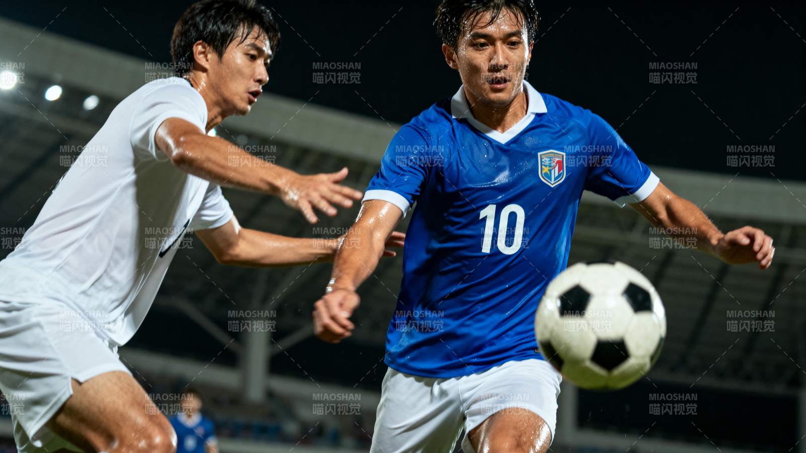 足球对决激烈瞬间图片