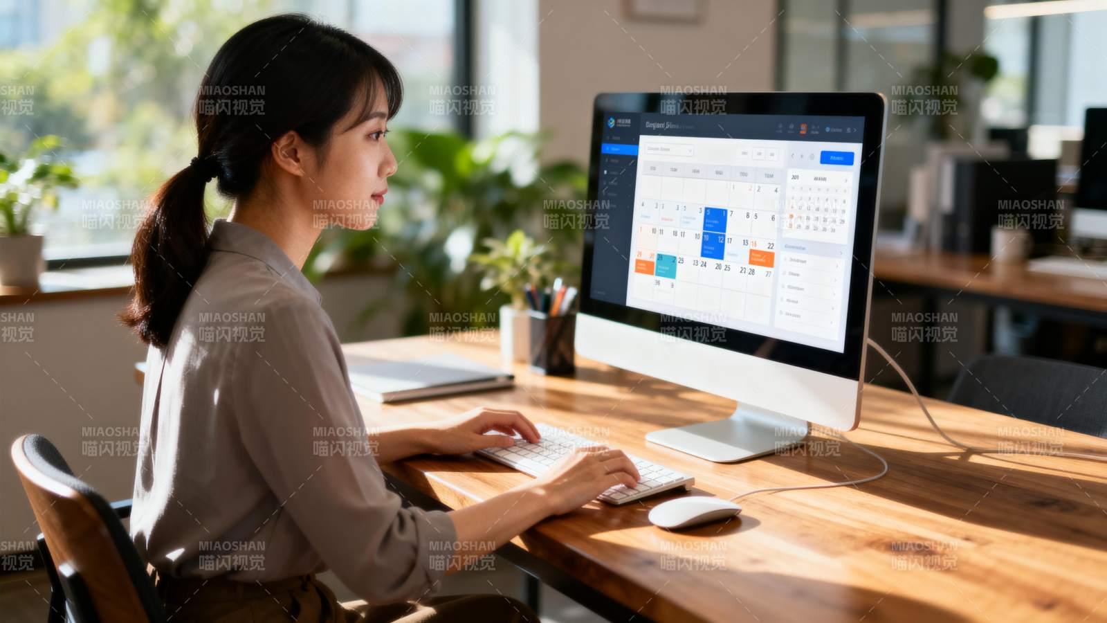 专注办公的女性图片