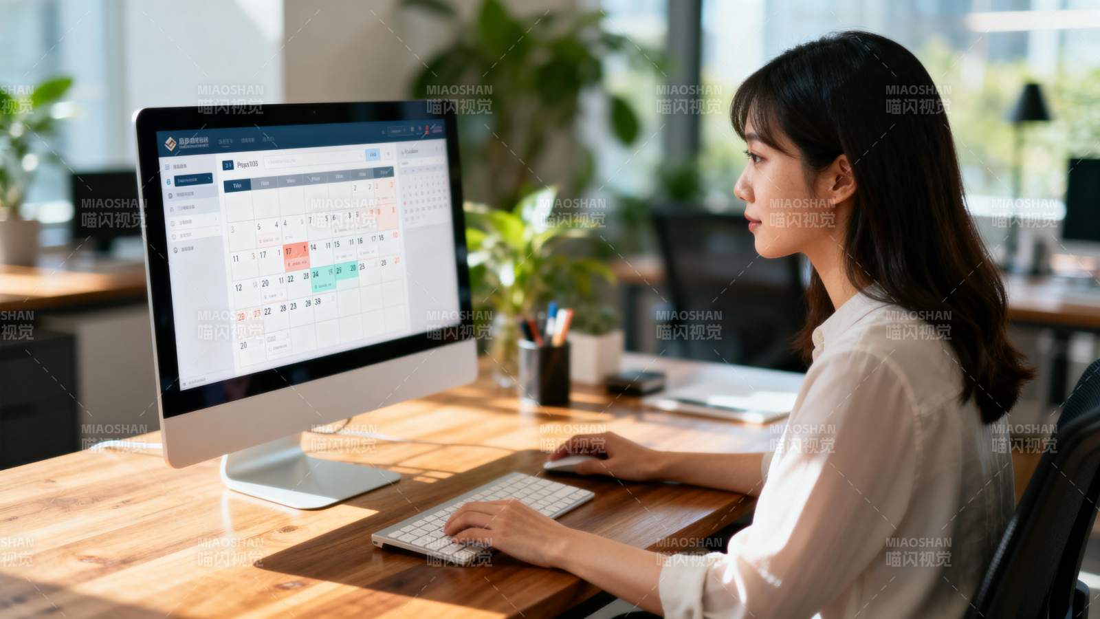 专注办公的女性图片