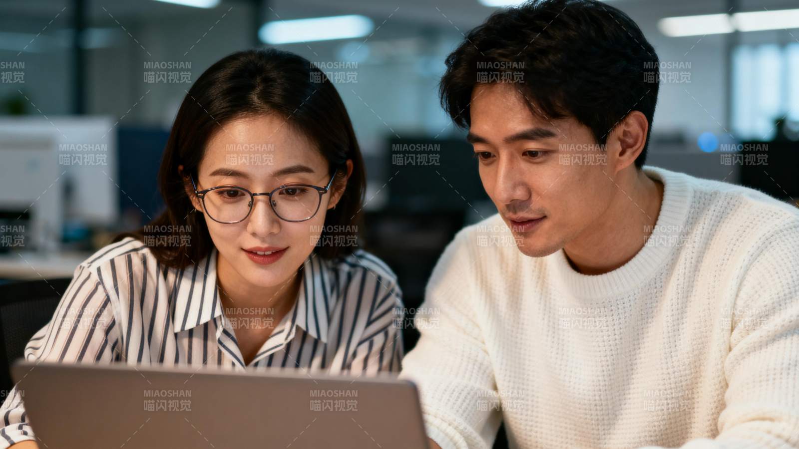 专注工作的一刻图片