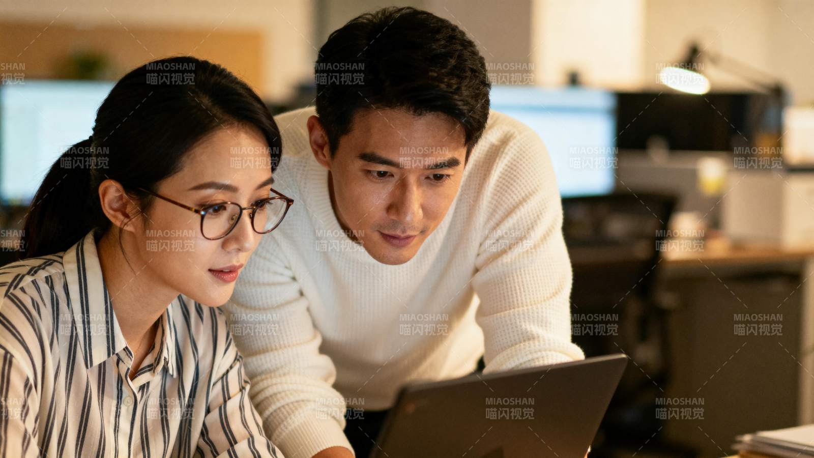 专注工作的一刻图片