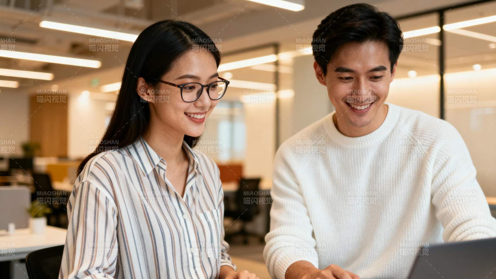 职场协作 笑容满面图片