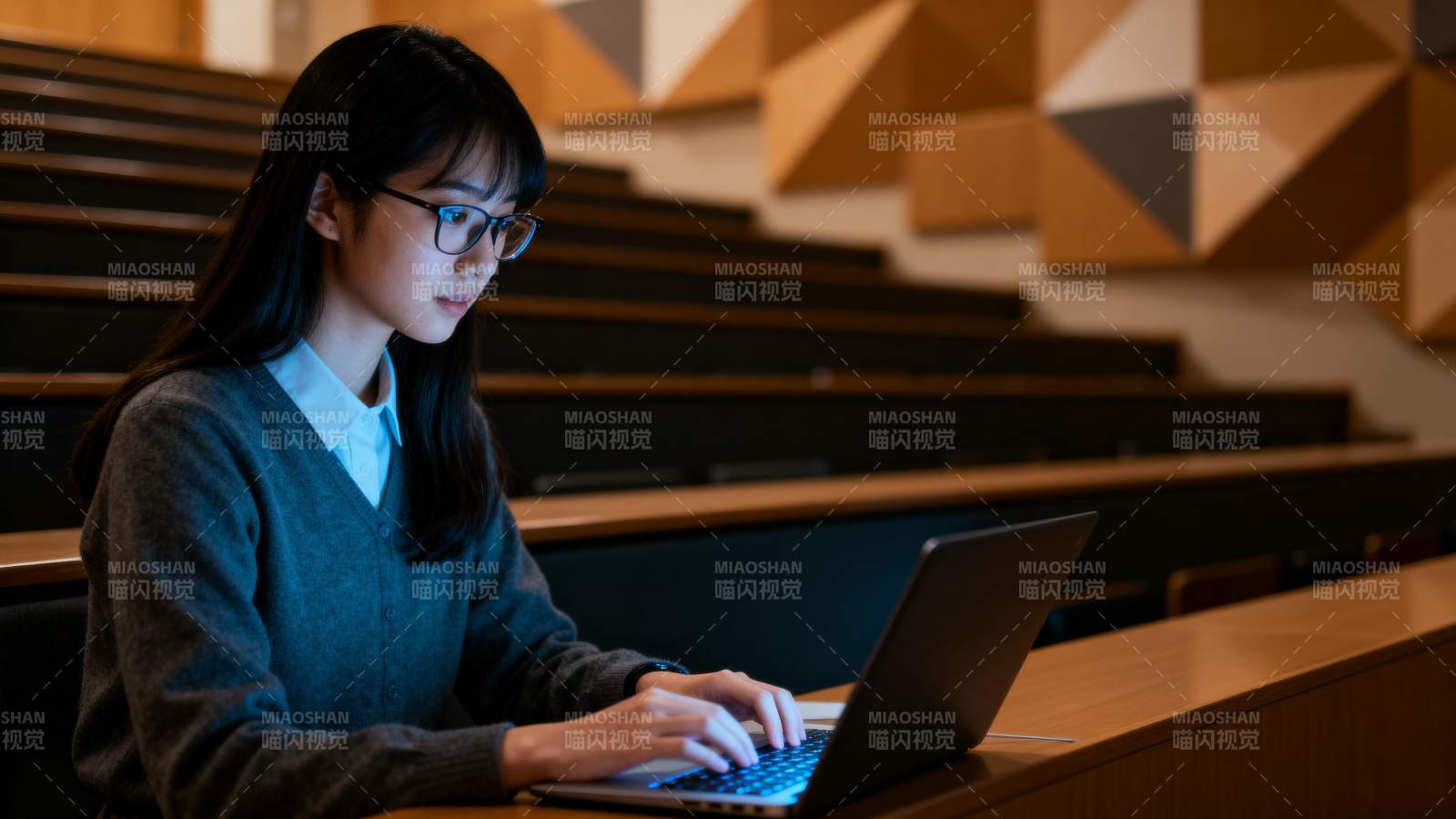 专注学习的女生图片