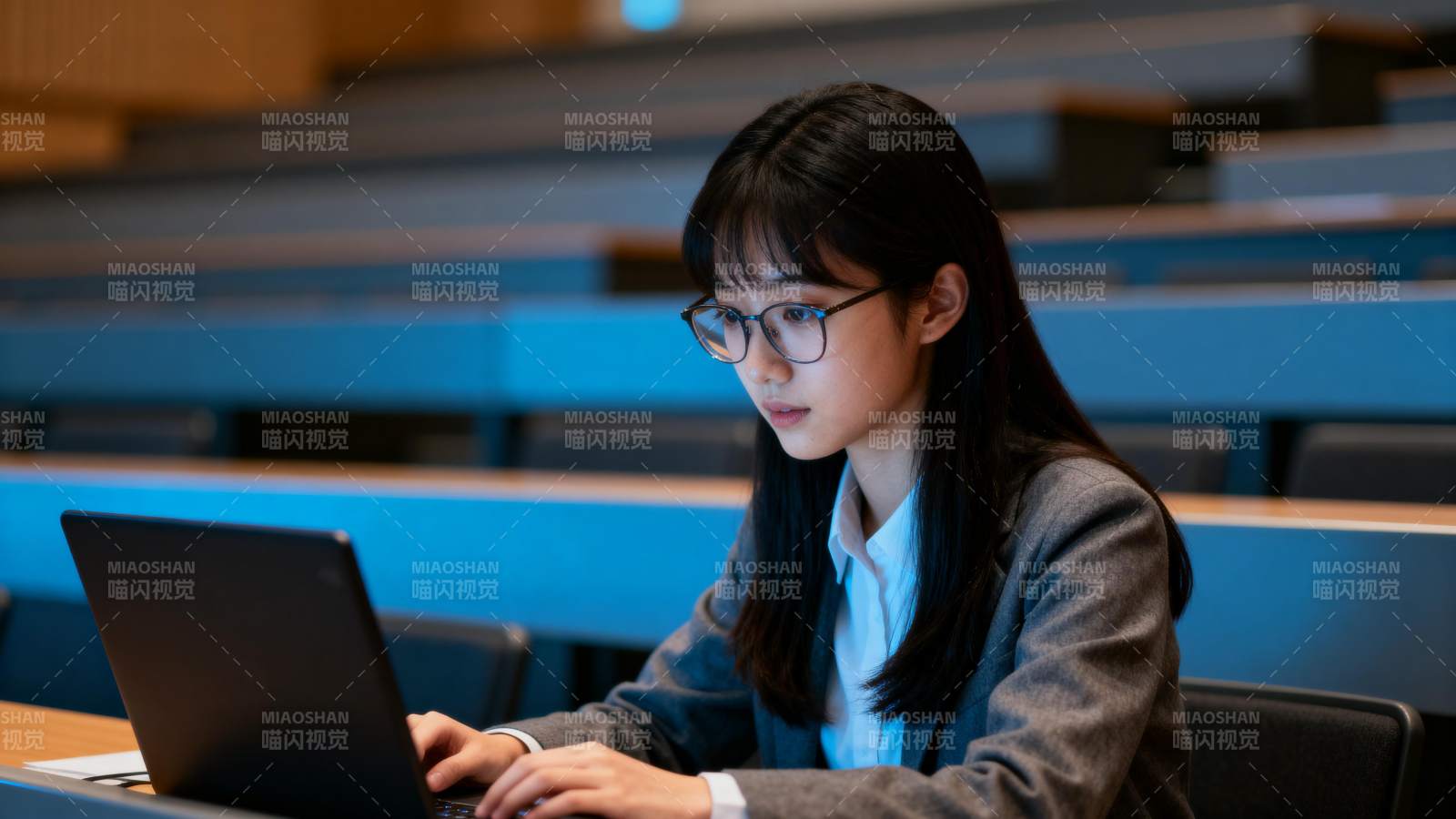 女生专注使用笔记本图片