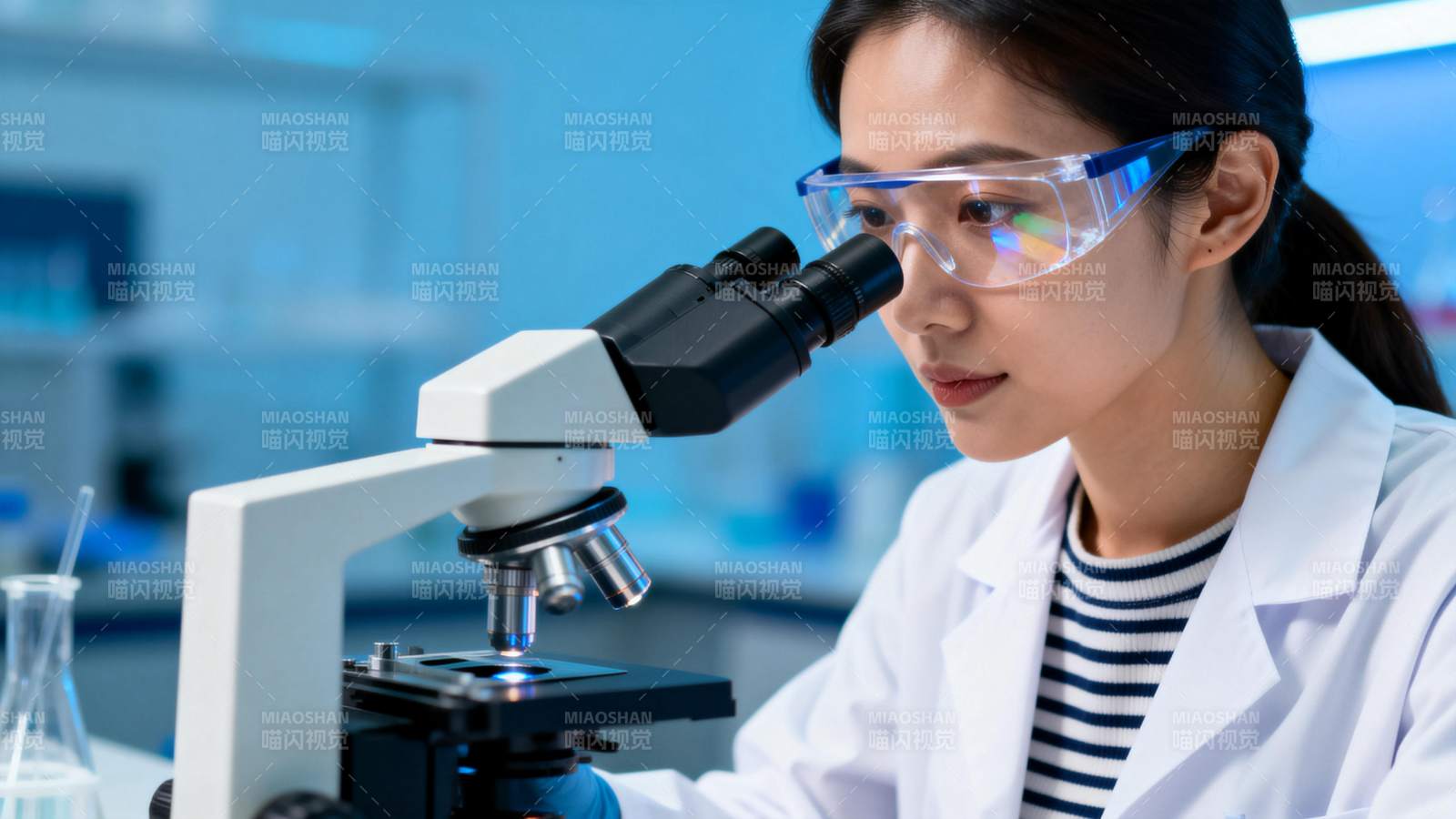 科研人员显微镜下工作图片