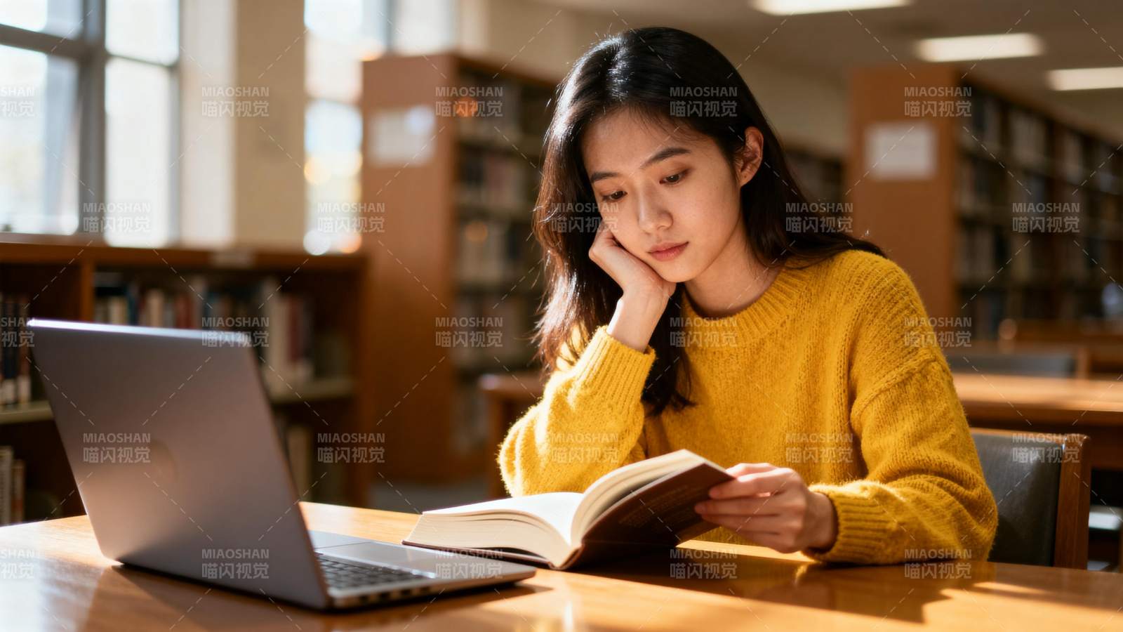 图书馆里的专注时光图片