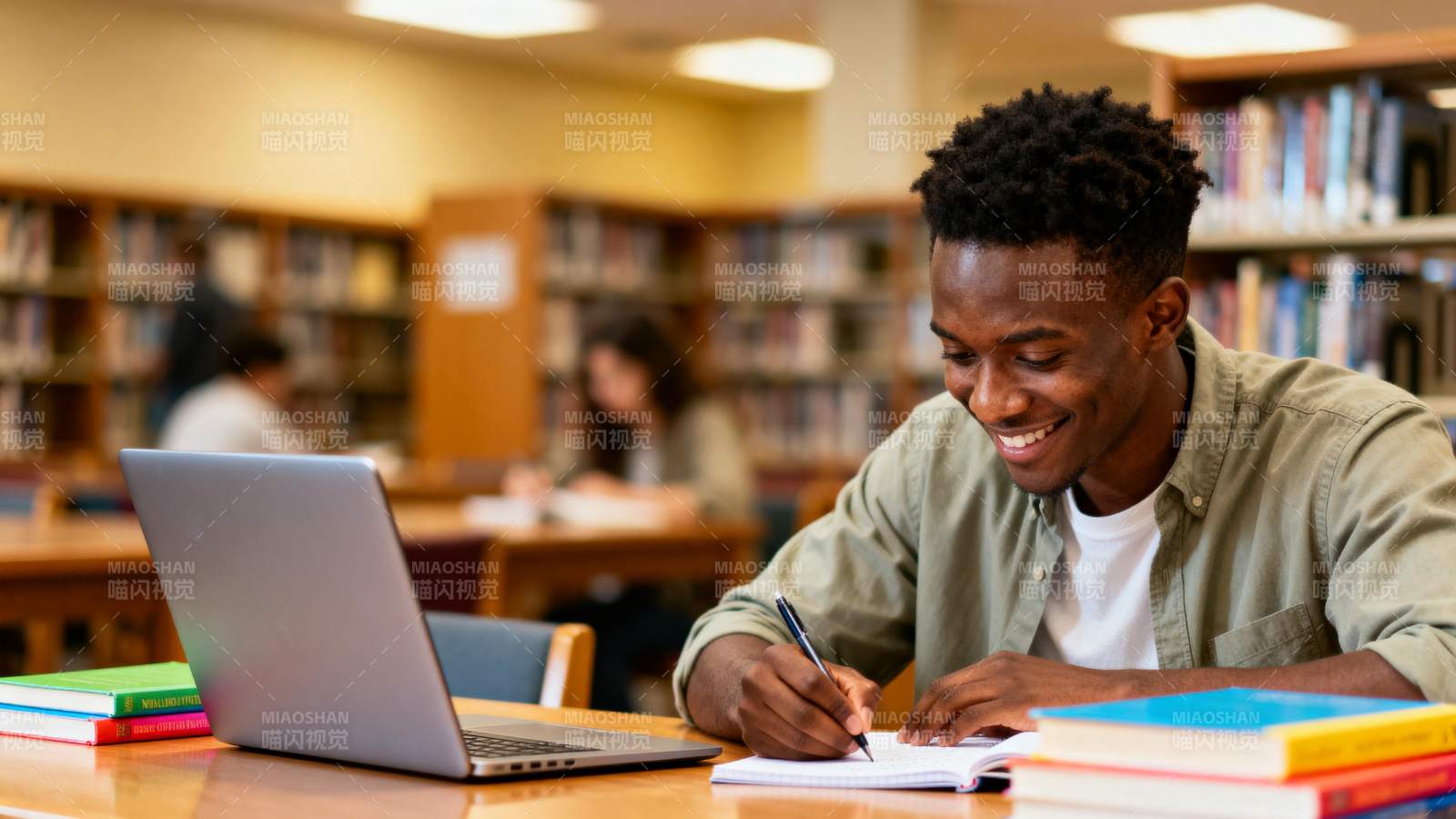 图书馆里的学习时光图片