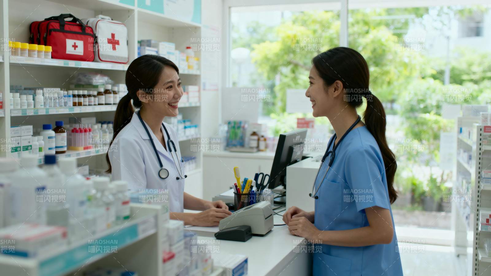 药房里的温馨对话图片