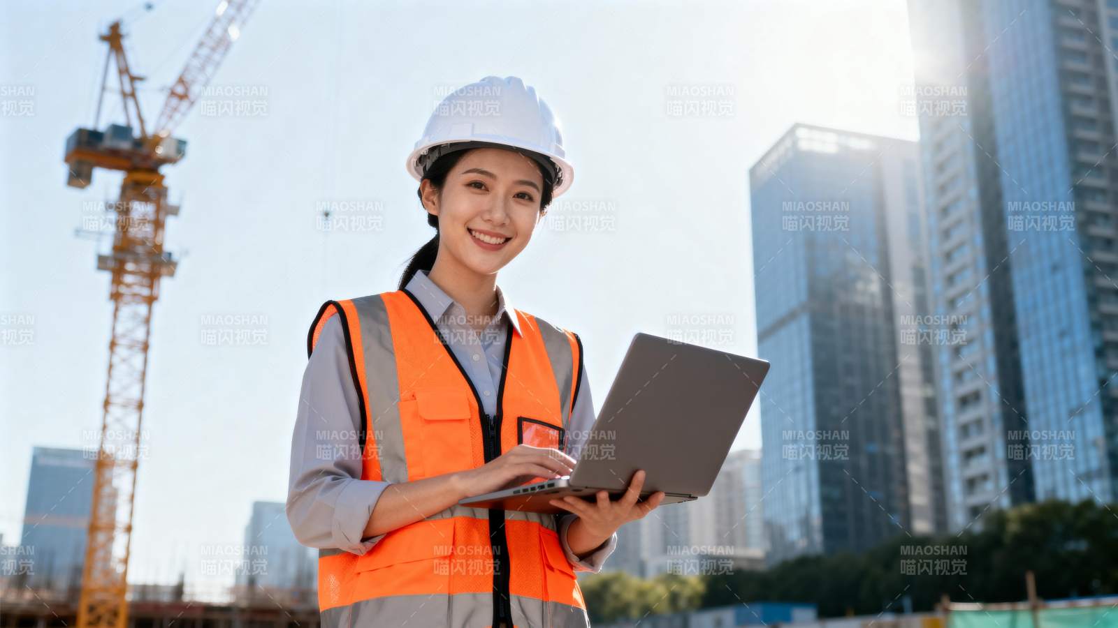 工地女工程师微笑工作图片