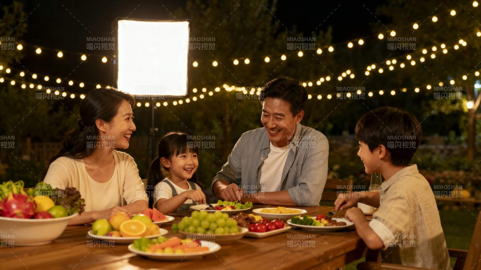 温馨家庭晚餐夜图片