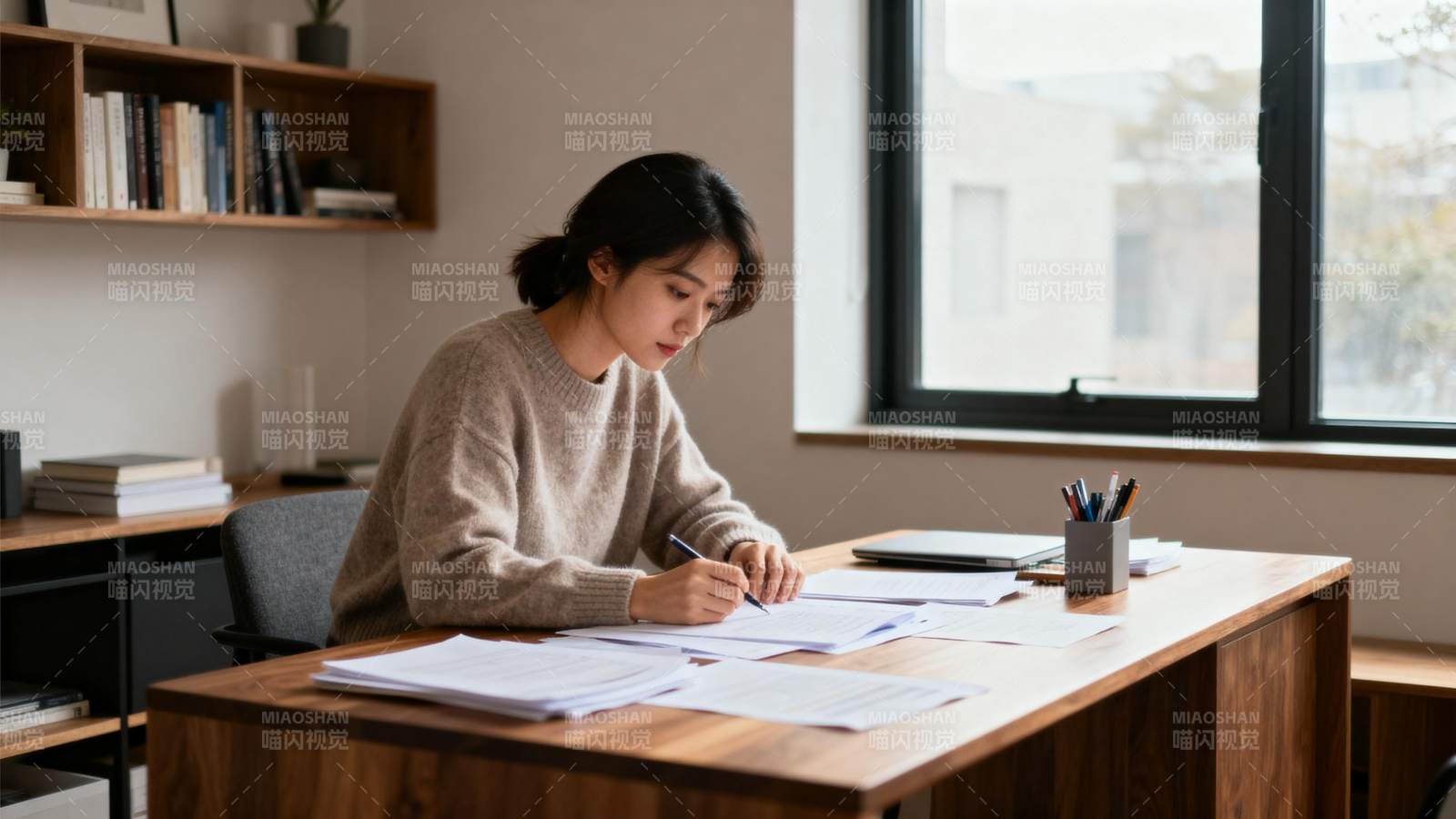 专注学习的女子图片