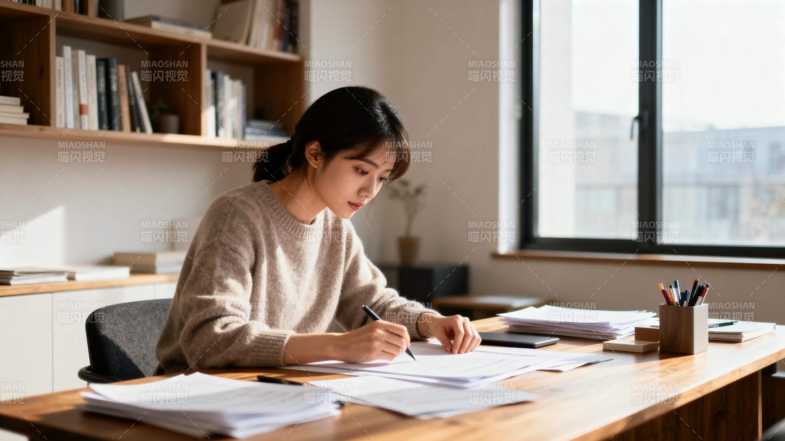 专注学习的女生图片