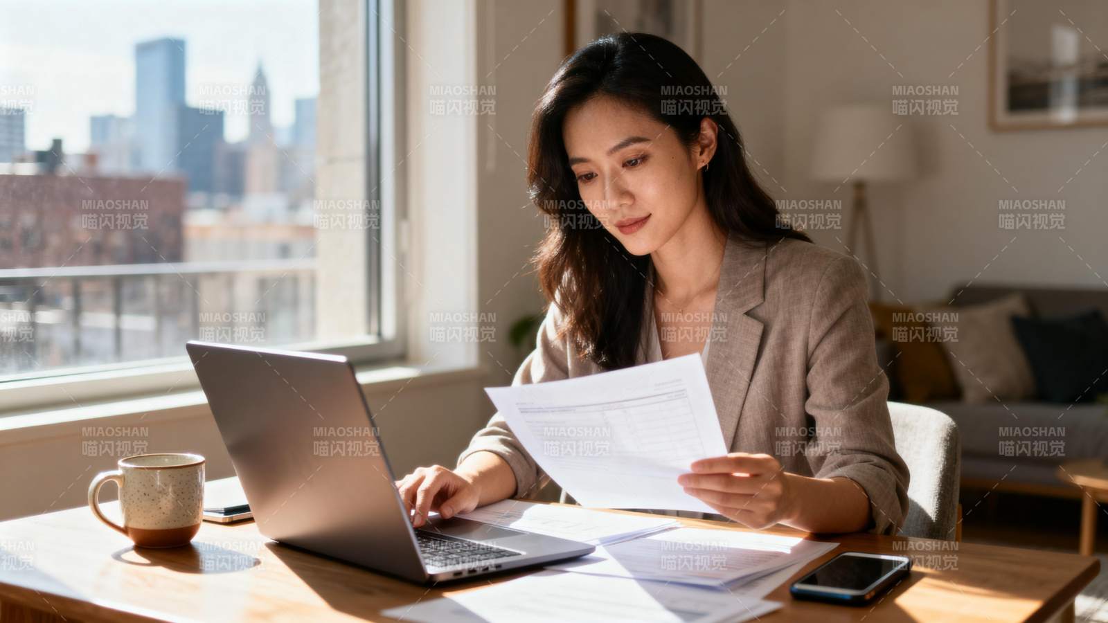 专注工作的女性图片